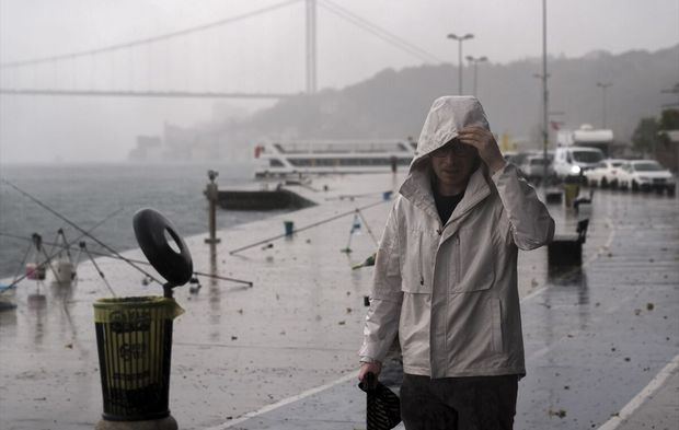 İstanbul'da sağanak etkili oldu: Vatandaş ıslandı trafik felç oldu