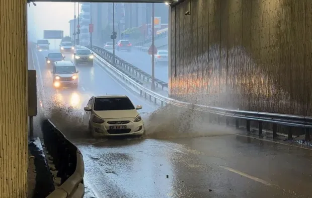 İstanbul'u sel aldı: Yolar göle döndü araçlar mahsur kaldı
