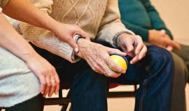 Aile içinde yaşlanmanın önemi ne? Huzurevleri yalnızlık hissini neden artırıyor? Sosyal izolasyon yaşlanma sürecini hızlandırıyor mu? İşte uzmanından tavsiyeler…