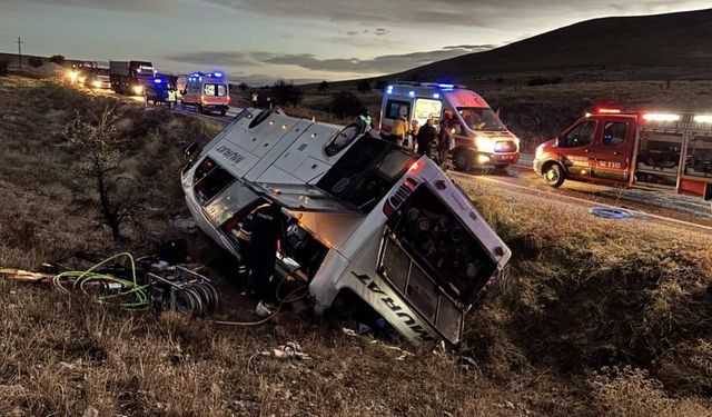 Afyonkarahisar’da yolcu otobüsü devrildi: 2 ölü, 21 yaralı
