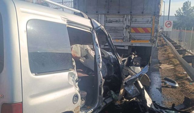 Mersin'de katliam gibi kaza! Kamyona çarpan hafif ticari araçtaki 3 kişi öldü