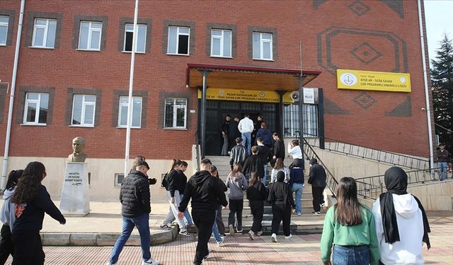 ''Öğrenciler çok hızlı alıştı'' Bu ilçede okullarda zil çalmıyor