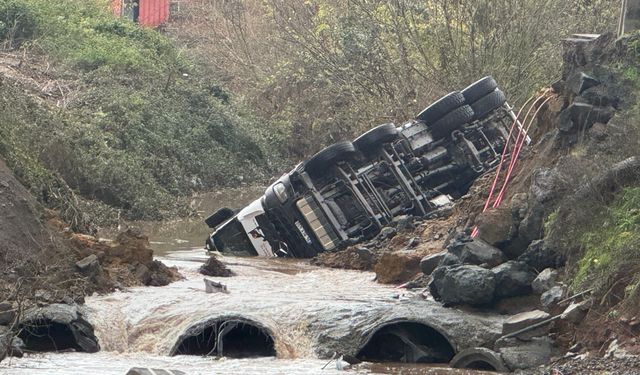 İstanbul'un göbeğinde dehşet: Yol çöktü, araçlar dereye uçtu!