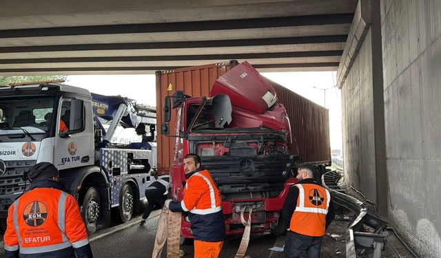 Anadolu Otoyolu'nda tırın altında kalan sürücü hayatını kaybetti