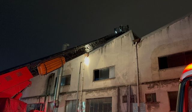 Bakırköy'de korkutan yangın! Matbaada alevler yükseldi