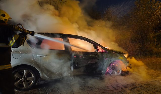 Hatay'da korku dolu anlar! Seyir halindeki araç alev aldı