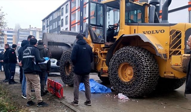 Kars'ta feci kaza! Kepçenin çarptığı yaşlı adam yaşamını yitirdi