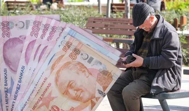 Vatandaşın gözü telefonda: Zamlı emekli maaşı ne zaman yatacak?