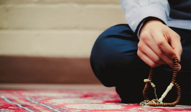En Güçlü Zikir Nedir? En Faziletli Zikirler, Anlamları ve Etkileri (Detaylı Rehber)