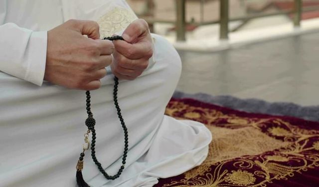 Günde Kaç Defa Zikir Çekilmeli? En Doğru Sayı, Etkili Zikirler ve Günlük Zikir Programı