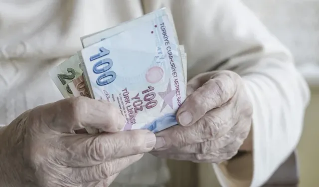 Yaşlı ve engelli aylıkları hesaplara yatmaya başladı