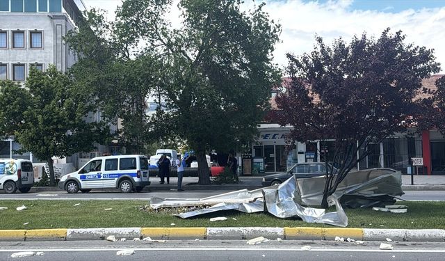 Erzincan’da fırtına dehşeti: Çatılar uçtu, ağaçlar devrildi