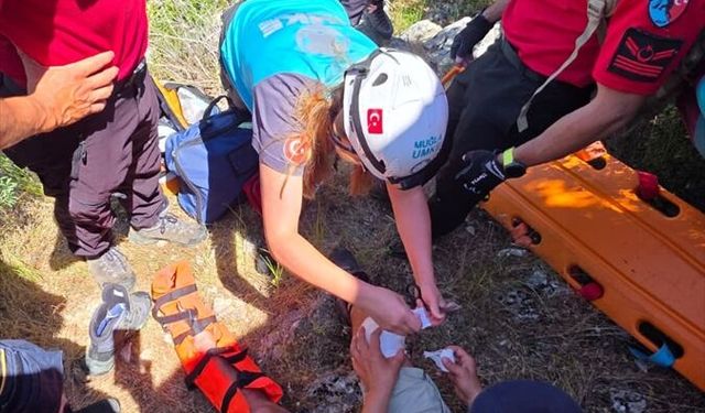 Fethiye'de yamaç paraşütü ormana düştü