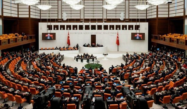 TBMM'de an itibariyle kaç parti temsil ediliyor? İşte TBMM'de mevcut sandalye dağılımı! Hareketliliğin amacı anayasa değişikliği mi? Mehmet Uçum ne dedi?