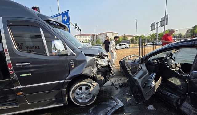 Bingöl'de korkunç kaza: İşçi minibüsü otomobille çarpıştı