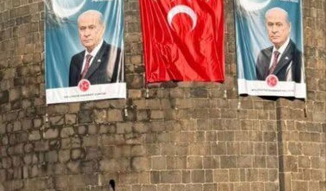 Diyarbakır surlarına MHP bayrakları ve Bahçeli posterleri asıldı