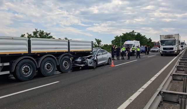 Karabük'te tıra çarpan otomobildeki 1 kişi öldü, 8 kişi yaralandı