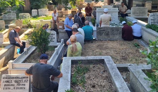 Süleyman Arif Emre kabri başında dualarla anıldı