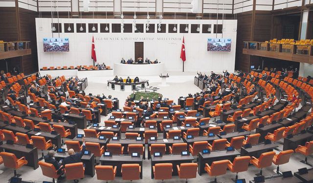 İşte hafızalara kazınan o fotoğraf! Soru üzerine soru soruldu ama bakın ne oldu! TBMM'de koltukların sesi olsa da konuşsa!