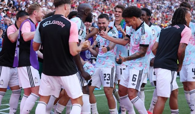 Trump bunu hak etmişti: Belçikalı futbolcular cevabı sahada verdi danslı gösteri ile dalga geçti