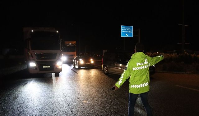 Erzincan-Sivas kara yolu heyelan nedeniyle ulaşıma kapatıldı