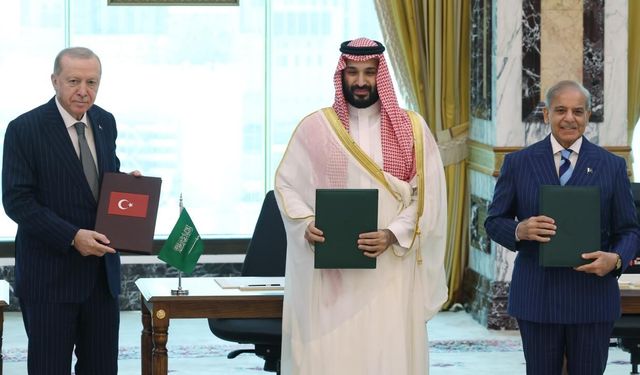 Mekke’de imzalar atıldı, şimdi sıra kritik sorularda! İran, Suudi Arabistan'daki ABD üslerini vurursa Türkiye ne yapacak? Mekke Anlaşması'nın ilk sınavı İran...
