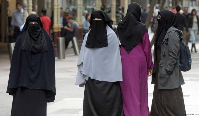 O ülkede İslâm düşmanlığı kanunlaştı: Peçe ve burka yasağı resmen onaylandı!