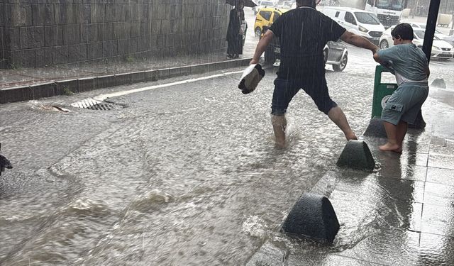 Rize'de sağanak yağış ulaşımı vurdu