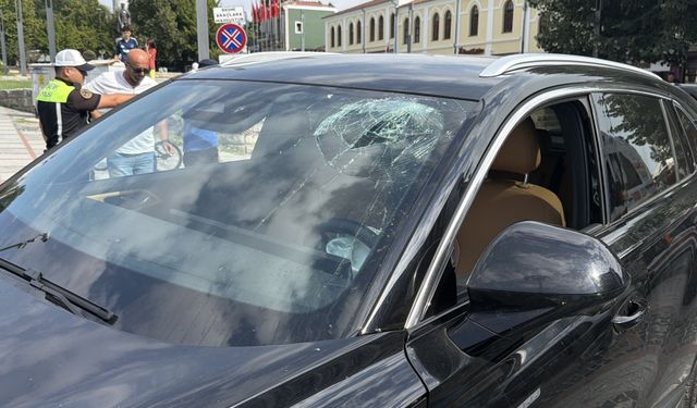 Edirne'de yayalaştırılan caddeye daldı: Dubalara çarptı