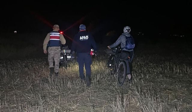 Kars'ta bisikletle yolunu kaybeden 2 yabancı turist kurtarıldı