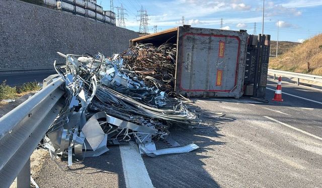 Kocaeli'de devrilen tır, bağlantı yolunda ulaşımı aksattı