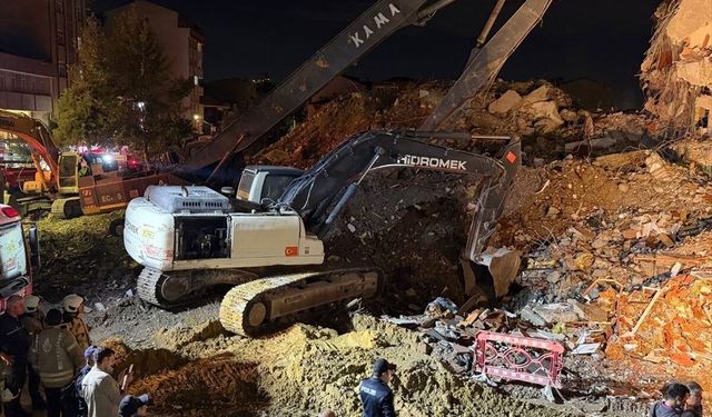 Küçükçekmece'de kentsel dönüşüm kazası: Yıkılan binadan kopan parçalar yoldakileri yaraladı