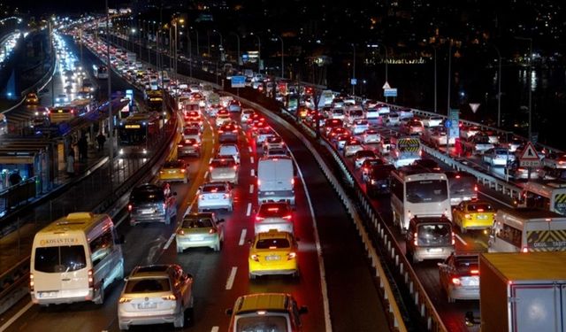 Cuma akşamı İstanbul’da trafik kilit: Yoğunluk yüzde 80'i gördü