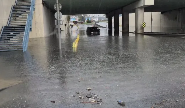 İstanbul'u su bastı, yollar göle döndü, metro istasyonları felç oldu: Sağanaktan görüntüler