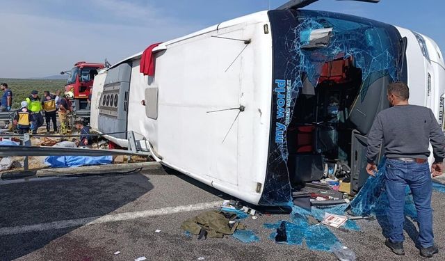 Manisa'da Tır ile otobüs çarpıştı: 11 can kaybı var