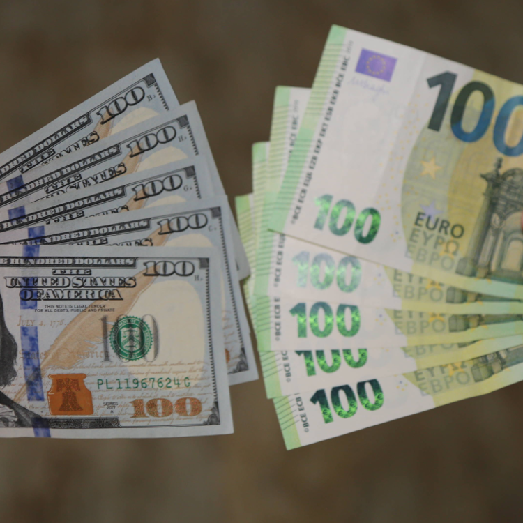 Dövizde tansiyon yüksek: Dolar fırladı, Euro düştü