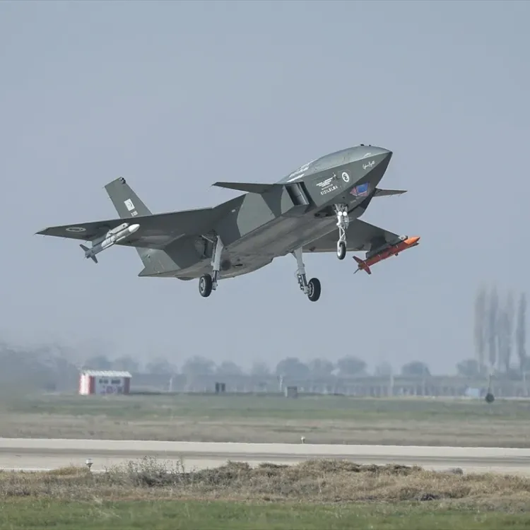 KIZILELMA Jet motorlu uçağı havada vurdu!