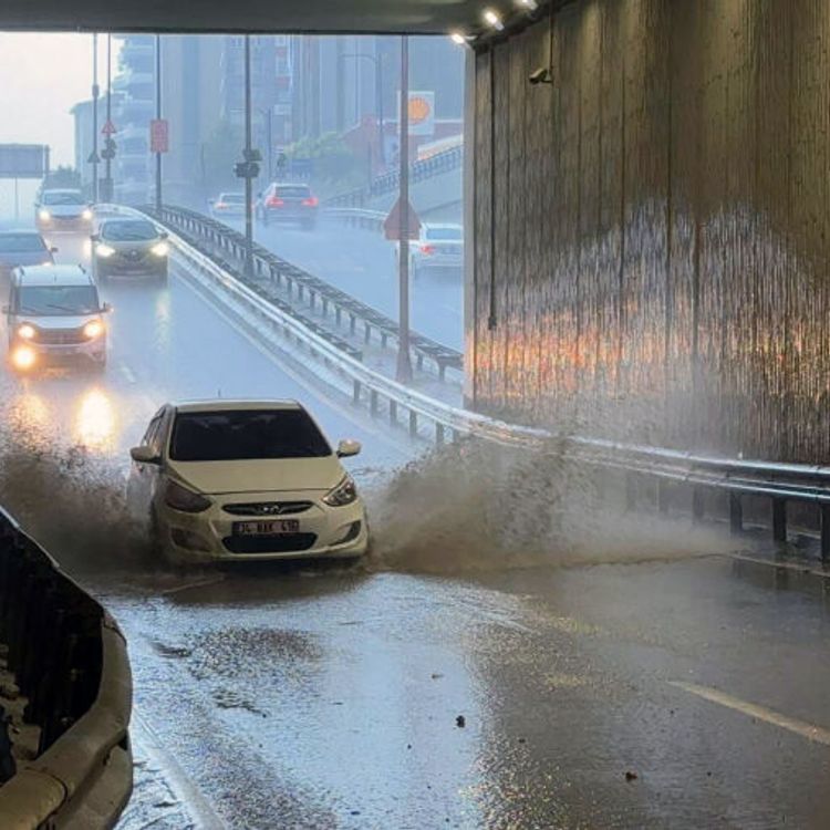 İstanbul'u sel aldı: Yolar göle döndü araçlar mahsur kaldı