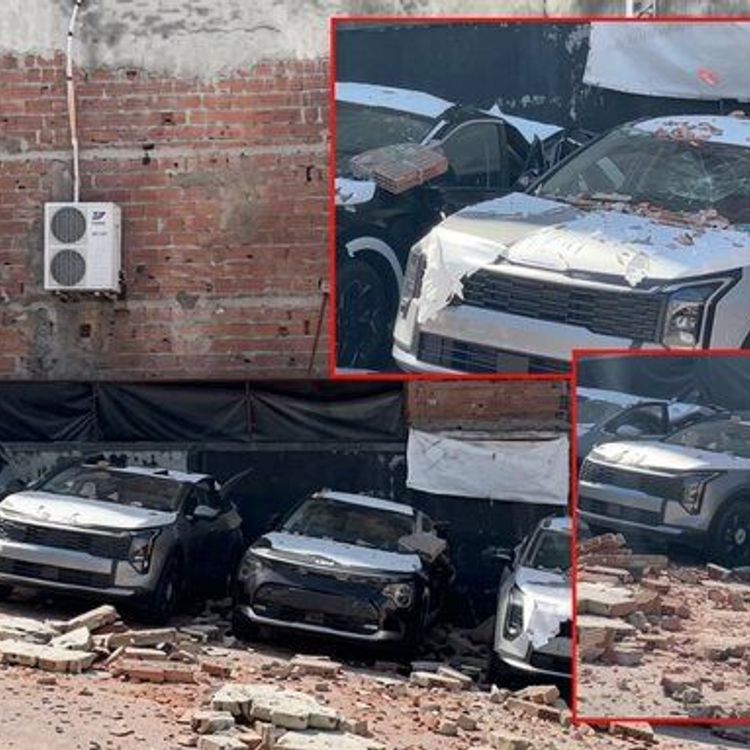 Kağıthane'de istinat duvarı çöktü: Açık otoparktaki 12 sıfır araç zarar gördü