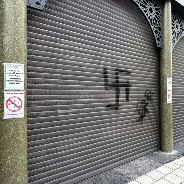 Haçlı zihniyeti hortladı! Avrupa'nın kalbinde alçak provokasyon: Camiye Nazi sembolü çizdiler!