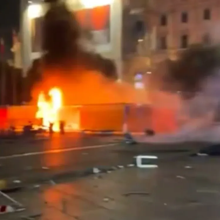 Milano’da yağma olayları! Bir kişi kalabalığa tek başına direndi