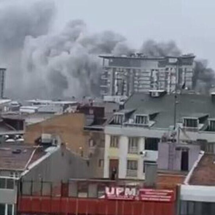 İstanbul Bayrampaşa'da Sanayi Sitesi'nde çıkan yangın söndürüldü: Araçlar küle döndü