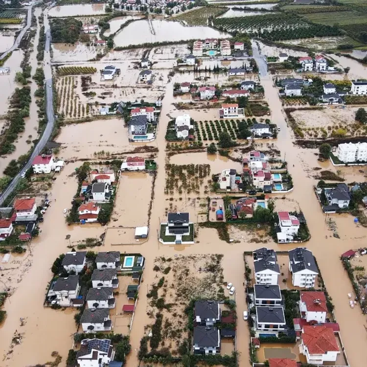 Mersin ve Adıyaman'da sağanak felaketi! Araçlar suda mahsur kaldı