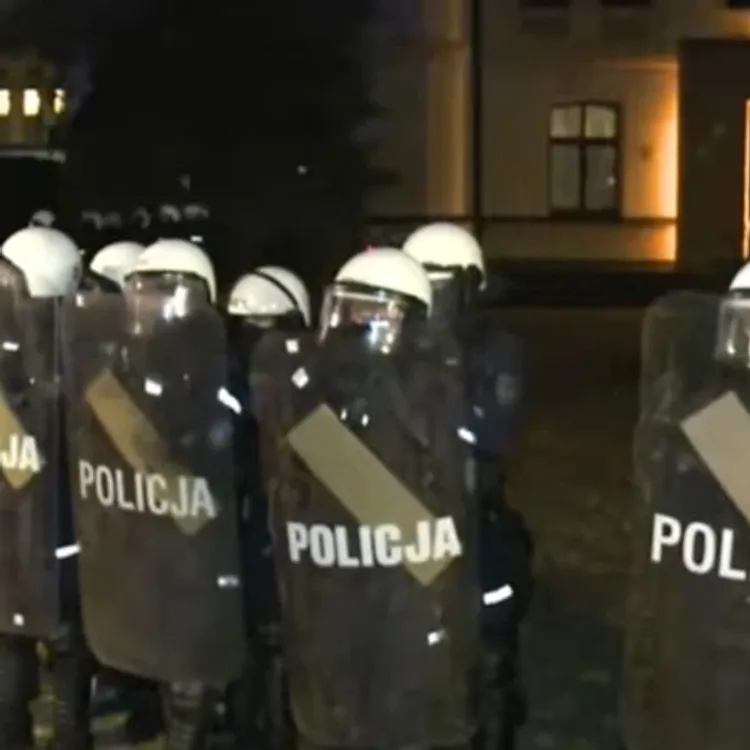 Polonya karıştı: Polis Anayasa Mahkemesi'ni bastı