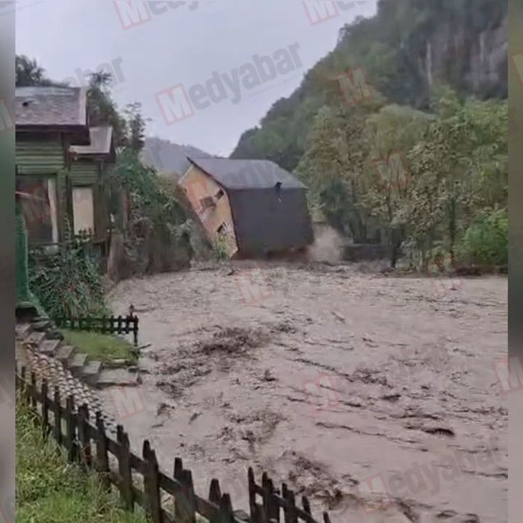 Sapanca’da sel felaketi! Dere yatağındaki ev yıkıldı