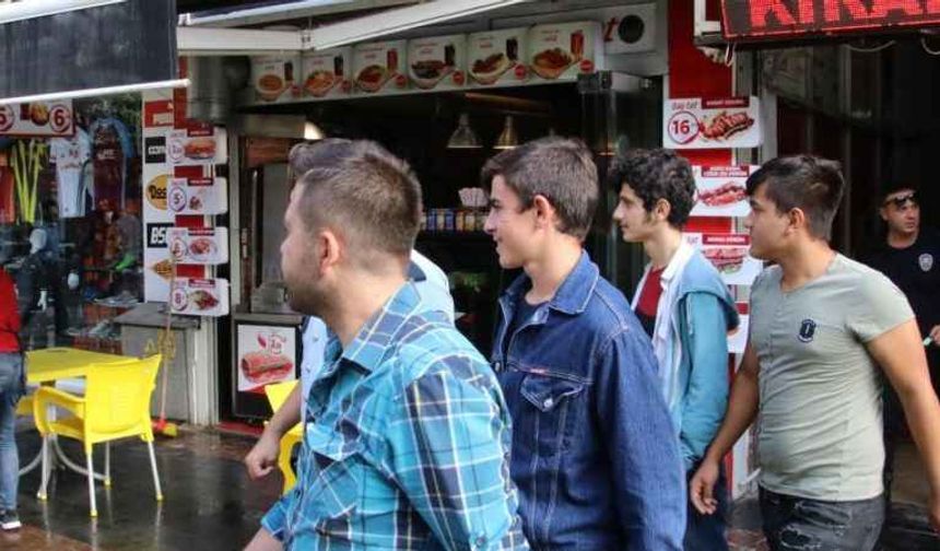 Okuldan kaçan öğrencileri polis öğretmenlerine teslim etti