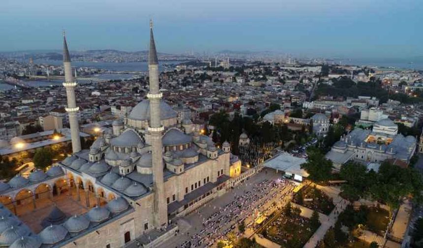 Fatih Camii'nde 10 bin kişi iftar yaptı
