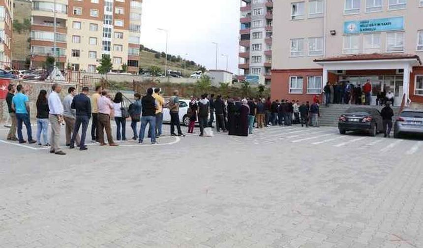 Yozgat'ta istedikleri öğretmene kaydını yaptırmak isteyen veliler okul önünde sabahladı