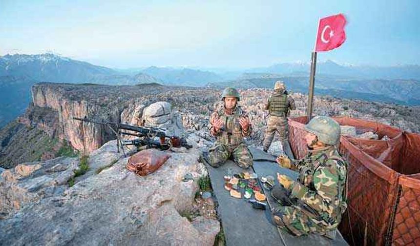 MSB yurt dışındaki Mehmetçiğin iftarını paylaştı