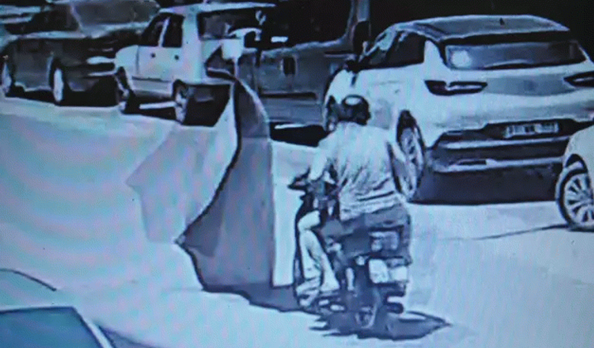 Motosiklette Facia! Seyir halindeyken üzerlerine halı düştü